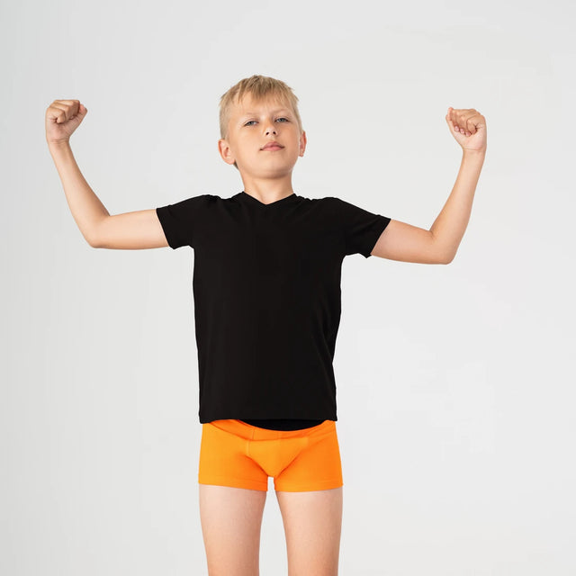 Camiseta infantil supersuave con cuello en V, Negra